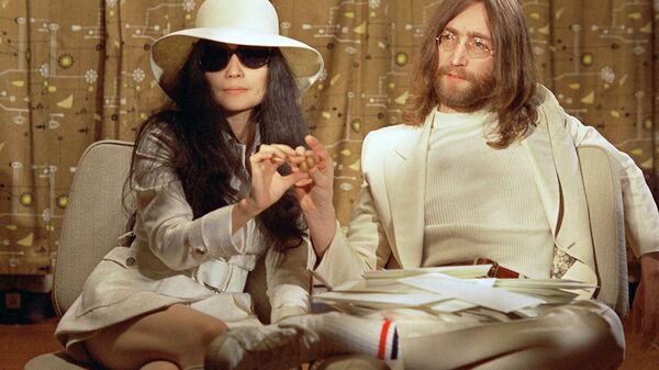 Британский рок-музыкант, певец, поэт, композитор, художник, писатель Джон Леннон и японская авангардная художница, певица и деятель искусства Йоко Оно. 1969 год