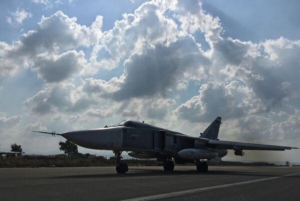 Бомбардировщик Су-24 взлетает с аэродрома Хмеймим в Сирии