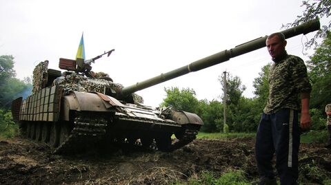 Украинский танк на позиции возле города Счастье, Луганская область