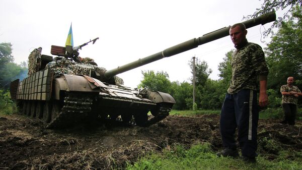Украинский танк на позиции возле города Счастье, Луганская область