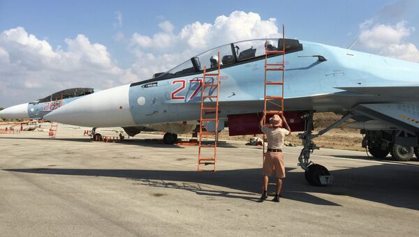 Российские летчики готовятся к посадке в истребитель Су-30. Архивное фото