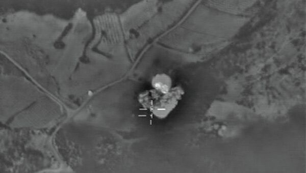 Самолеты российских Воздушно-космических сил нанесли точечный авиационный удар по складу боеприпасов Исламского государства, расположенному в районе населенного пункта Телль-Биса в сирийской провинции Хомс