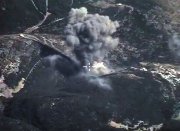 Авиаудар ВКС РФ по позициям Исламского государства в Сирии. Кадр из видео, опубликованного Министерством обороны РФ
