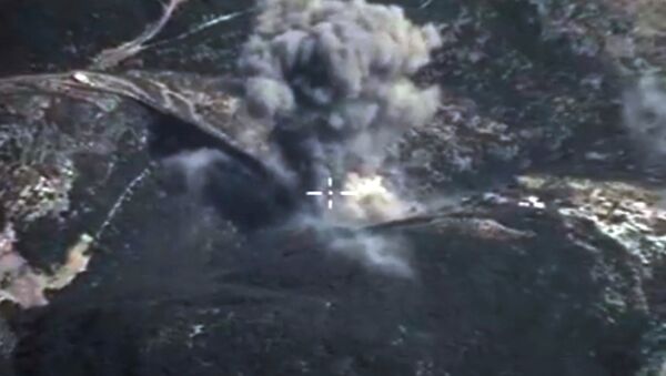 Авиаудар ВКС РФ по позициям Исламского государства в Сирии. Кадр из видео, опубликованного Министерством обороны РФ