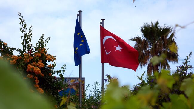 Флаги Турции и Евросоюза в курортном поселке Олу Дениз