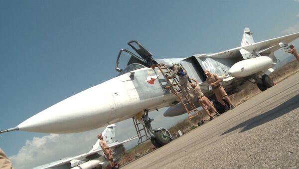 Авиатехники на аэродроме в Сирии проверили Су-34 и Су-24M перед вылетом