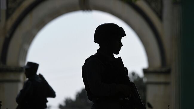 Афганские полицейские на месте взрыва террориста-смертника