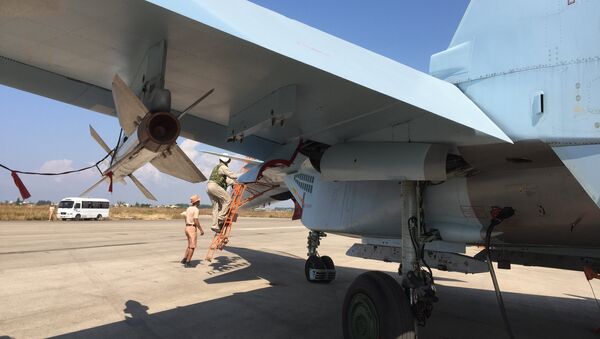 Российские летчики после полета на истребителе СУ-30СМ на авиабазе Хмеймим в Сирии