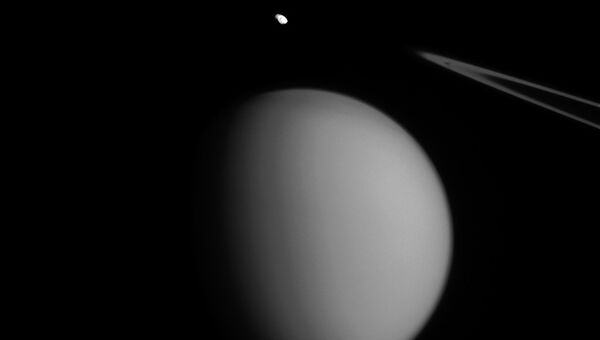 Изображение спутников Сатурна Пандоры и Титана, сделанное космическим аппаратом Кассини