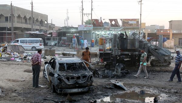 На месте взрыва заминированного автомобиля в Багдаде, Ирак. 6 октября 2015 год