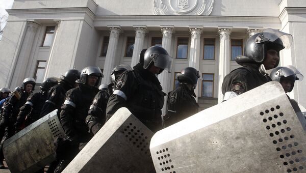 Сотрудники полиции у здания у здания Верховной Рады в Киеве. Архивное фото