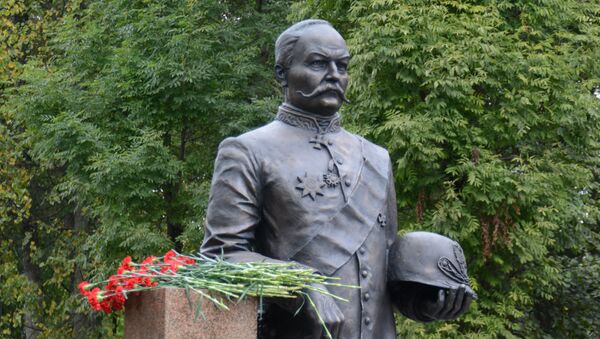Памятник губернатору Александру Лопатину в Смоленске