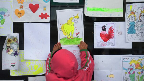 Детские рисунки во временном центре для мигрантов. Архивное фото