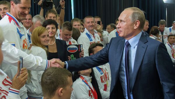 Президент России Владимир Путин на встрече в Сочи с победителями Всемирных игр колясочников и ампутантов 2015 года