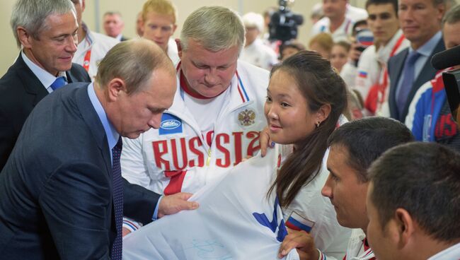 Президент России Владимир Путин на встрече в Сочи с победителями Всемирных игр колясочников и ампутантов 2015 года