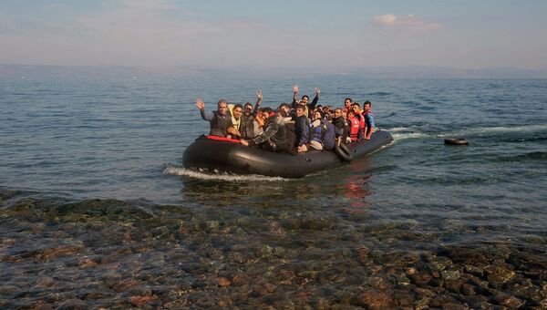 Беженцы на лодке. Архивное фото