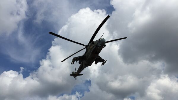 Российский ударный вертолет Ми-24 в небе. Архивное фото