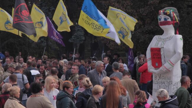 Митинги в Киеве: фотографии пленных солдат и флаги финансового Майдана