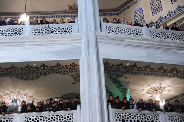 Верующие в московской Соборной мечети, куда доставили почитаемую мусульманами во всем мире реликвию - волос пророка Мухаммеда