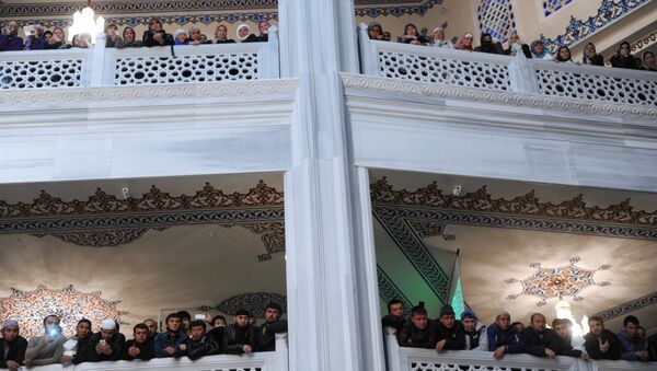 Верующие в московской Соборной мечети, куда доставили почитаемую мусульманами во всем мире реликвию - волос пророка Мухаммеда