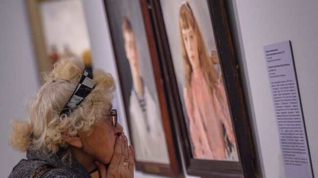 Посетительница у картины Портрет великой княжны Ольги Александровны в детстве, 1893