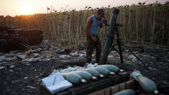 Украинский военный у миномета. Архивное фото