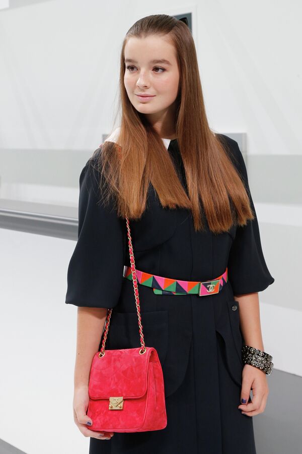 Александра Стриженова на показе коллекции весна/лето 2016 модного дома Chanel