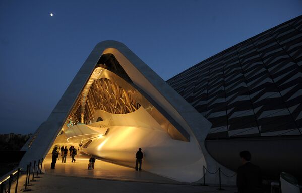 Павильон-мост Water, a scarce resource, представленный архитектором Захи Хадид в рамках международной выставки Exhibition Expo Zaragoza в Испании