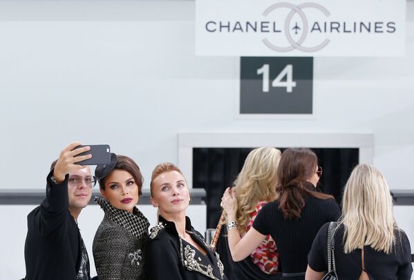 Гости на показе коллекции весна/лето 2016 модного дома Chanel
