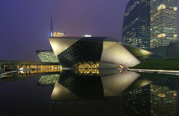 Здание оперного театра в Гуанчжоу (Guangzhou Opera House), Китай. Архитектор Захи Хадид