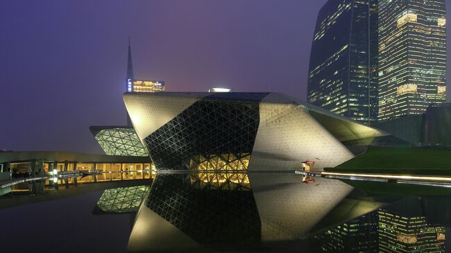 Здание оперного театра в Гуанчжоу (Guangzhou Opera House), Китай. Архитектор Захи Хадид