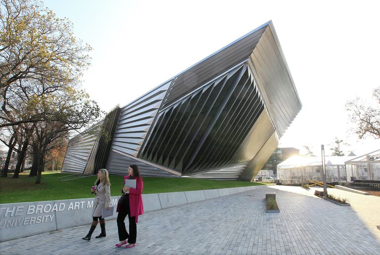 Здание музея Eli and Edythe Broad Art Museum в Мичигане, США. Архитектор Захи Хадид