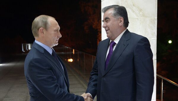 Президент России Владимир Путин (слева) и президент Республики Таджикистан Эмомали Рахмон. Архивное фото
