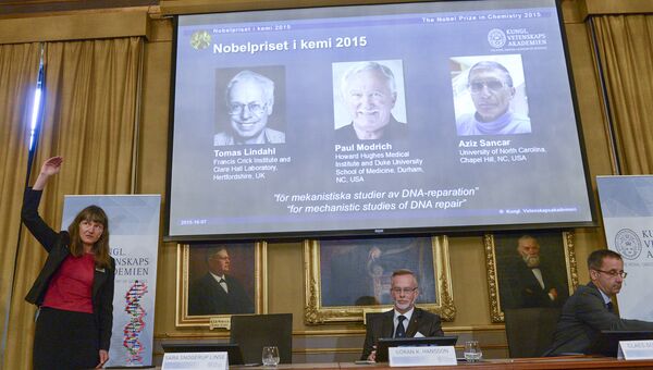 Лауреаты Нобелевской премии в области химии Томас Линдаль, Пол Модрич и Азиз Санкар