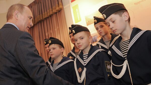Президент РФ Владимир Путин общается с кадетами. Архивное фото