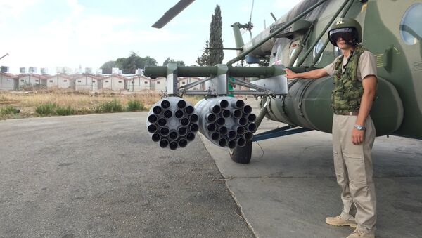 Летчик транспортно-штурмового вертолета МИ-8АМШТ готовится к вылету. Архивное фото