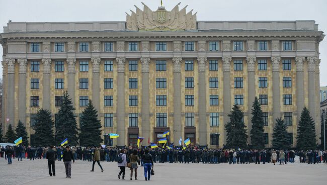 У здания областной администрации Харькова. Архивное фото