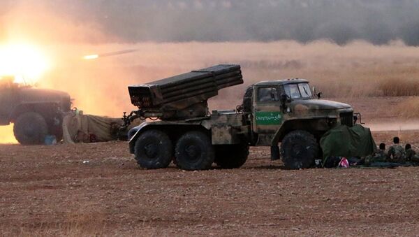 Реактивные системы залпового огня Град сирийской армии ведёт огонь по позициям боевиков ИГИЛ