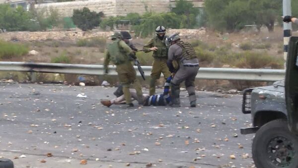 Силовики ногами били лежащего палестинца во время столкновений в Рамалле