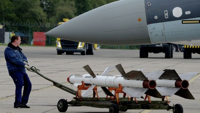 Авиационный специалист во время подготовки самолета Су-35С. Архивное фото