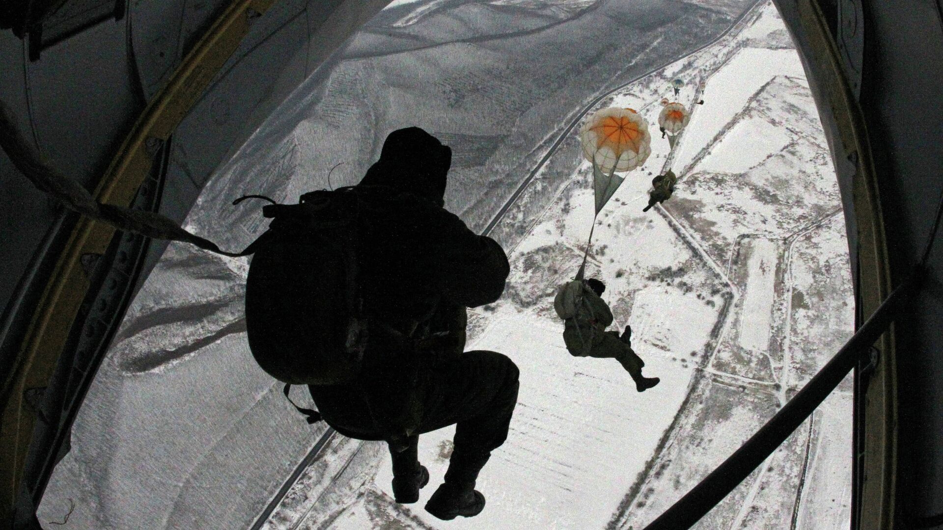Морские пехотинцы Тихоокеанского флота во время выполнения учебно-тренировочных парашютных прыжков - РИА Новости, 1920, 10.01.2024