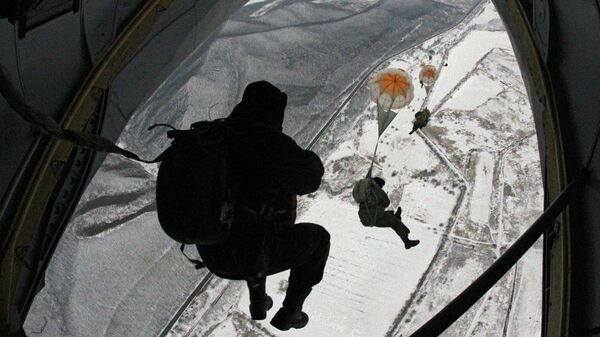 Морские пехотинцы Тихоокеанского флота во время выполнения учебно-тренировочных парашютных прыжков