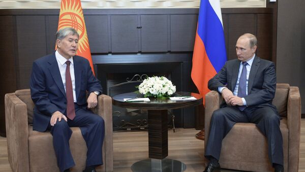 Президент РФ Владимир Путин и президент Киргизии Алмазбек Атамбаев во время встречи в резиденции Бочаров ручей