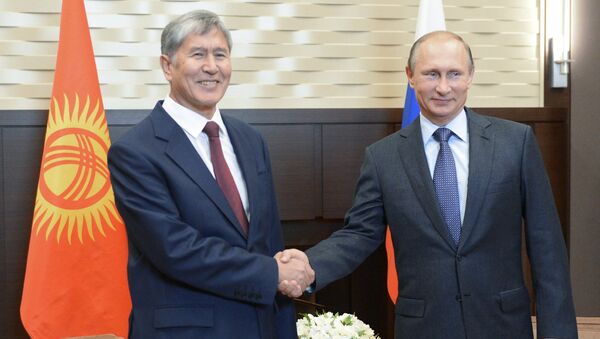 Президент РФ Владимир Путин (справа) и президент Киргизии Алмазбек Атамбаев. Архивное фото