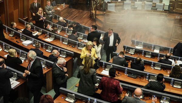 Радикалы распылили слезоточивый газ в парламенте Косово