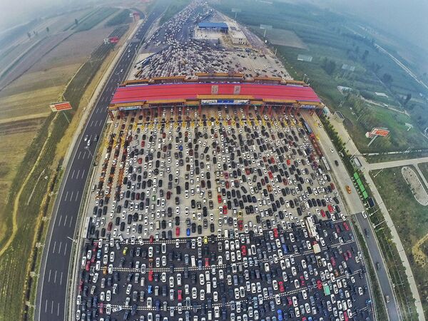 Автомобильная пробка в Пекине, Китай. Октябрь 2015