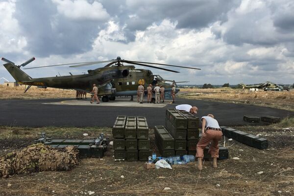 Технический персонал у российского ударного вертолета МИ-24 на аэродроме Хмеймим
