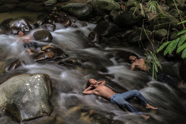 Малайзийские школьники спасаются у реки от дыма пожаров