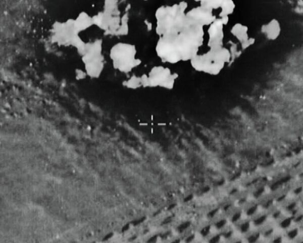 Удар по опорному пункту боевиков в районе 4,3 км северо-западнее Тамана. (Стоп-кадры с видео, опубликованного Министерством обороны РФ)