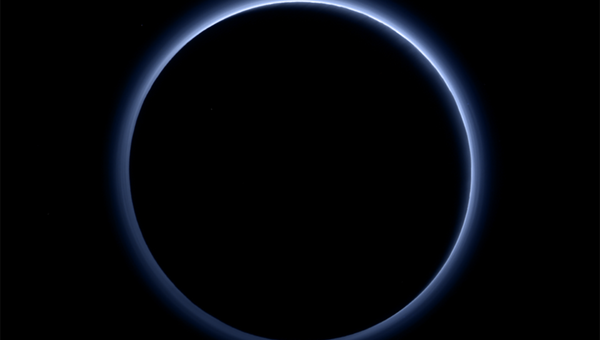 Атмосферная дымка Плутона синего цвет